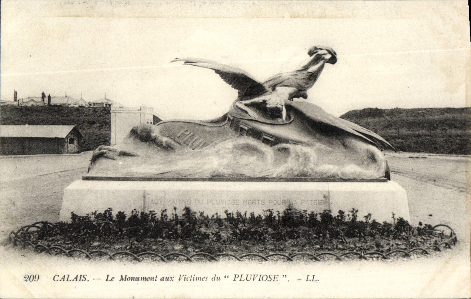 CPA Calais Le Monument aux Victines du Pluviose