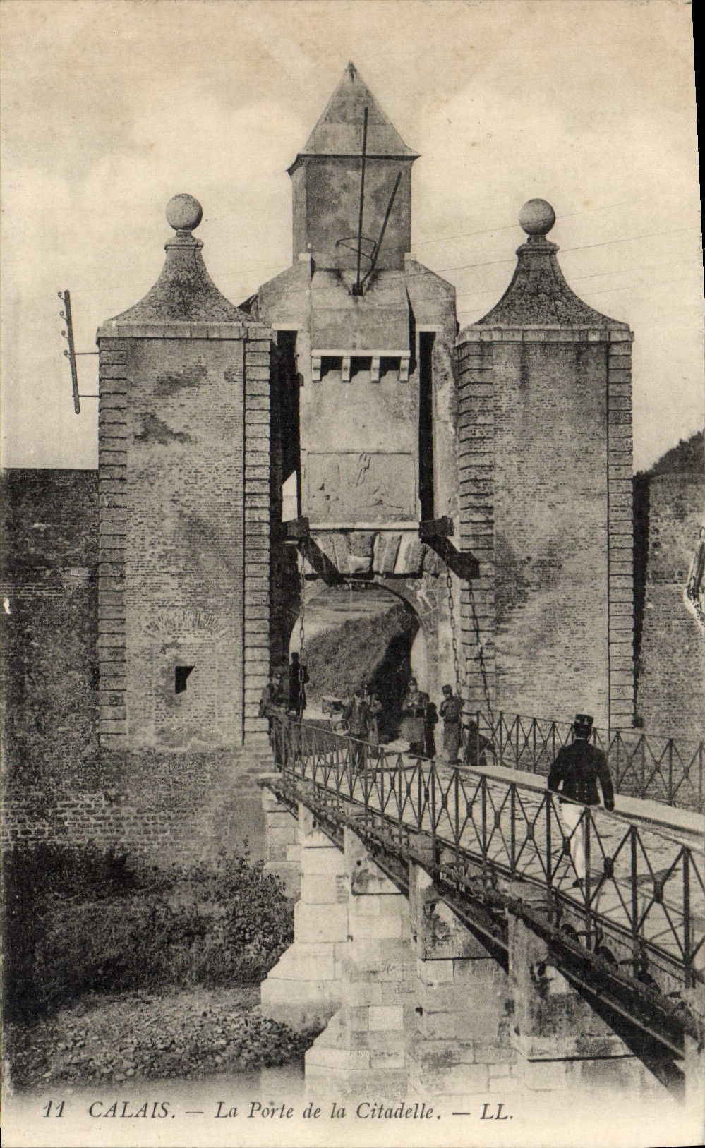CPA Calais La Porte de la Citadelle