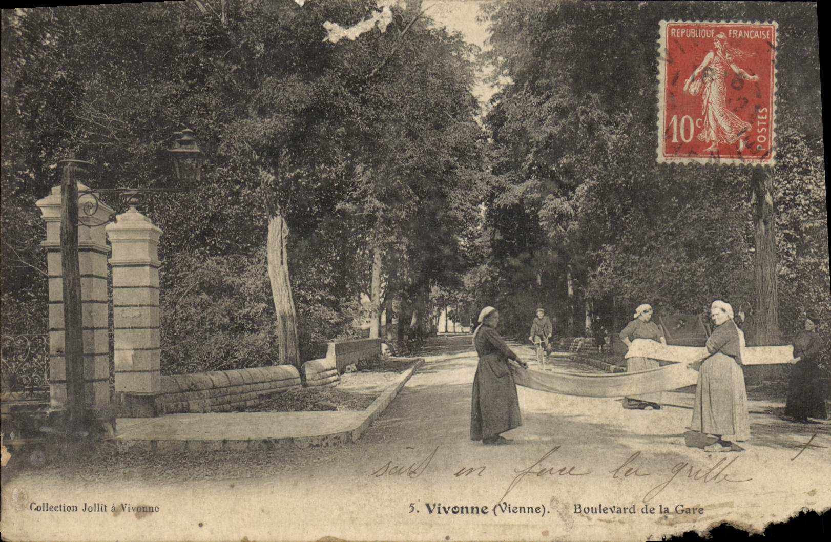 CPA Vivonne Boulevard de la Gare (animee)