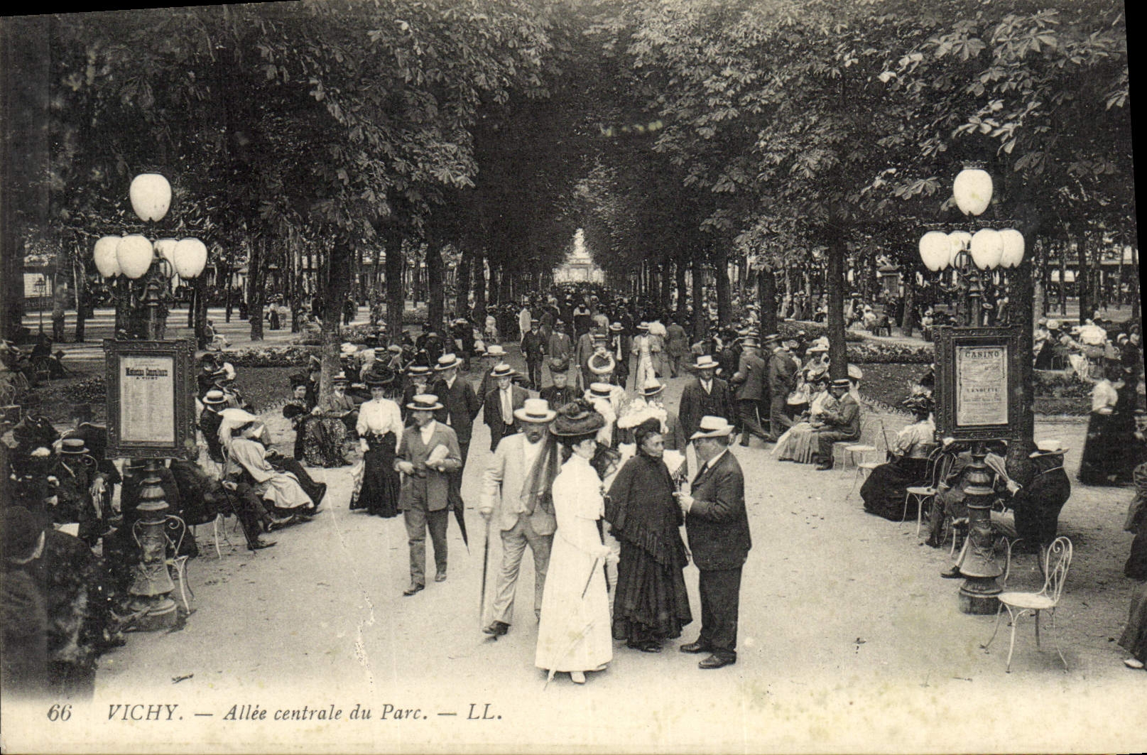 CPA Vichy Allee Centrale Du Parc