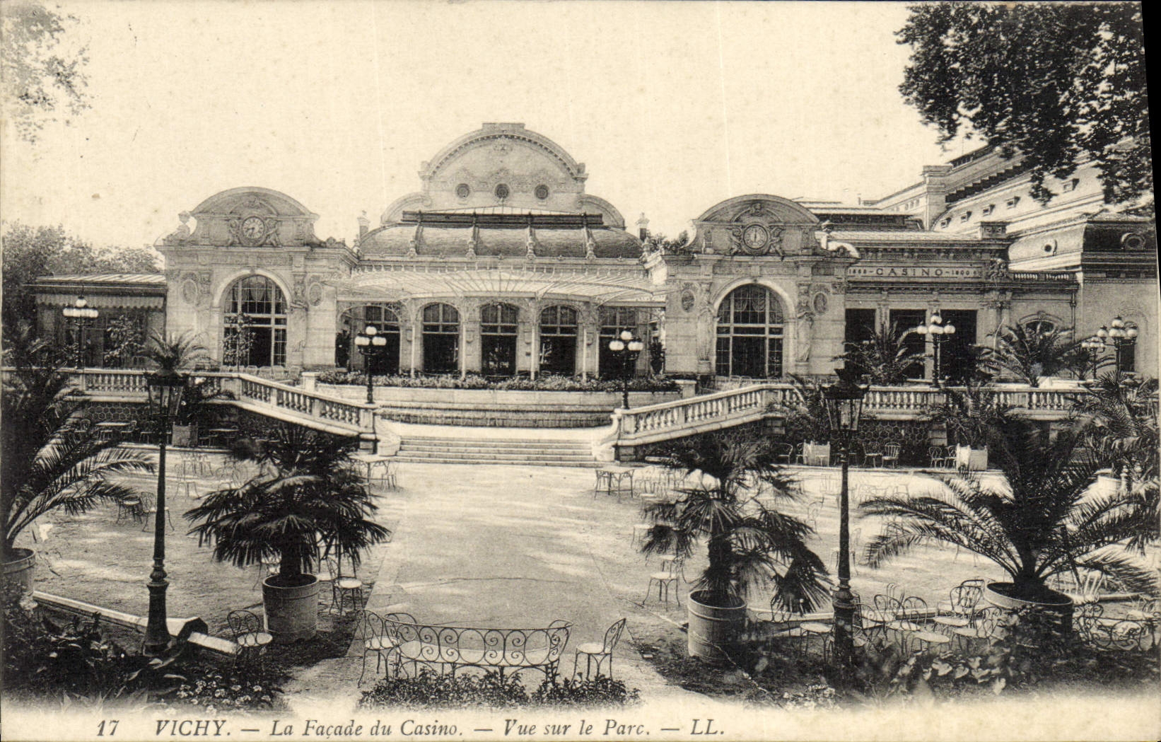 CPA Vichy La Facade du Casino Vue Sur le Parc