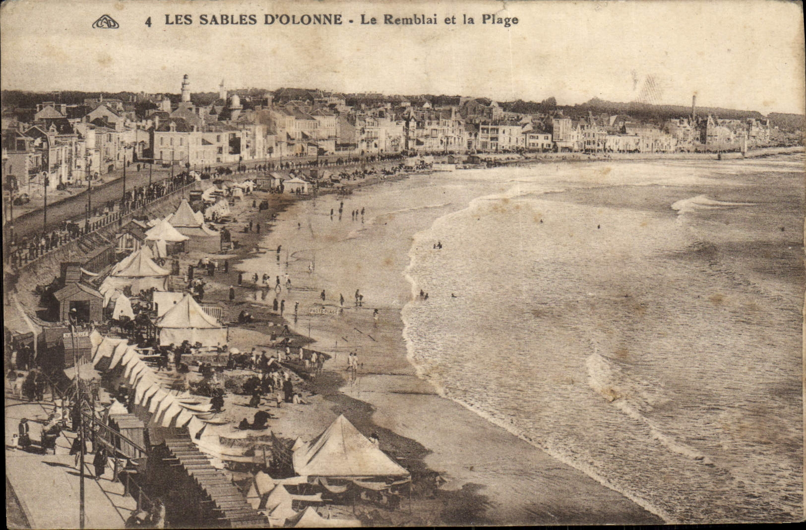 Tarjeta postal antigua Les Sables D'Olonne El Remblai y la Playa