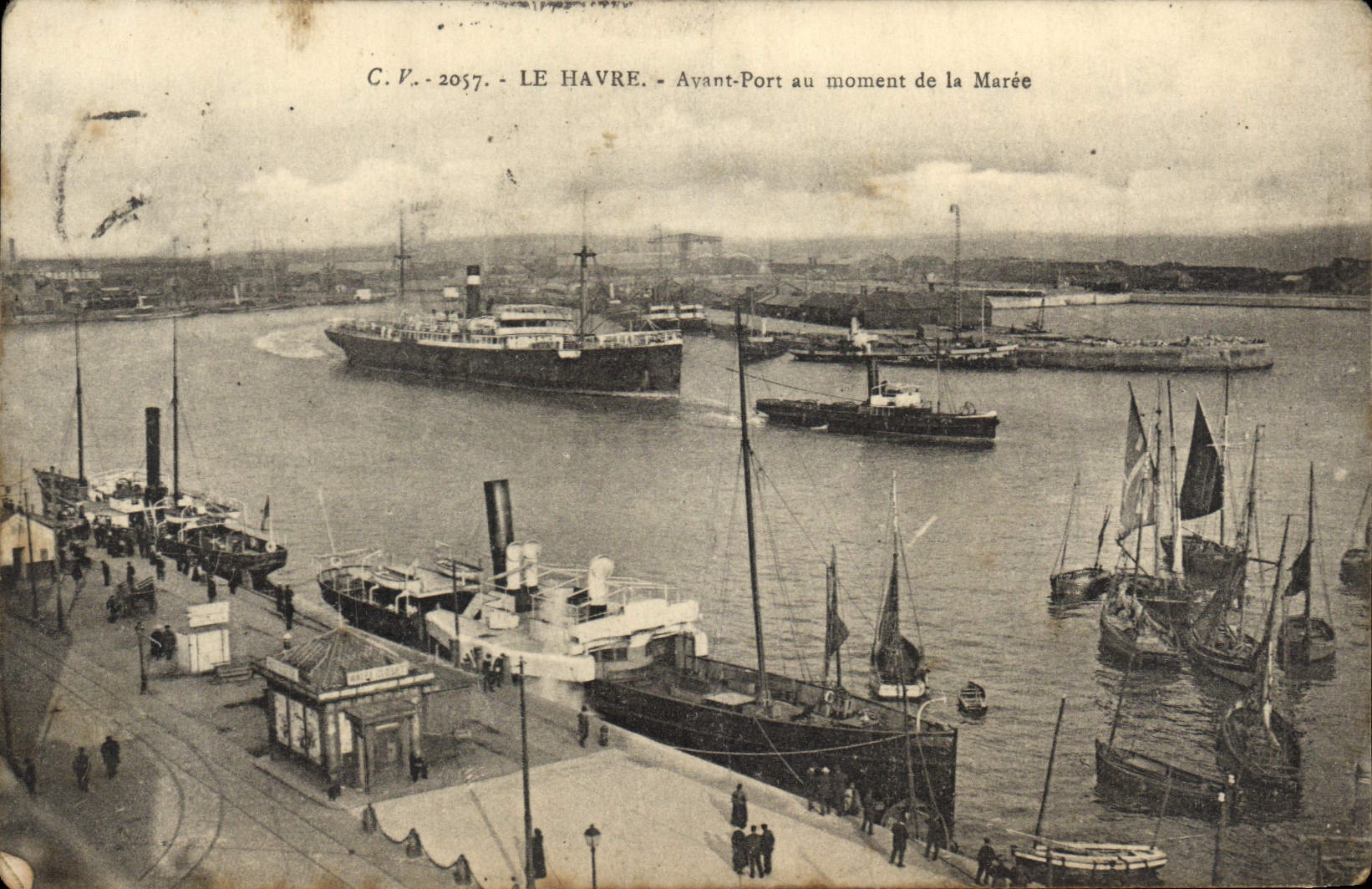 CPA Le Havre L'avant port au moment de la maree Bateaux 