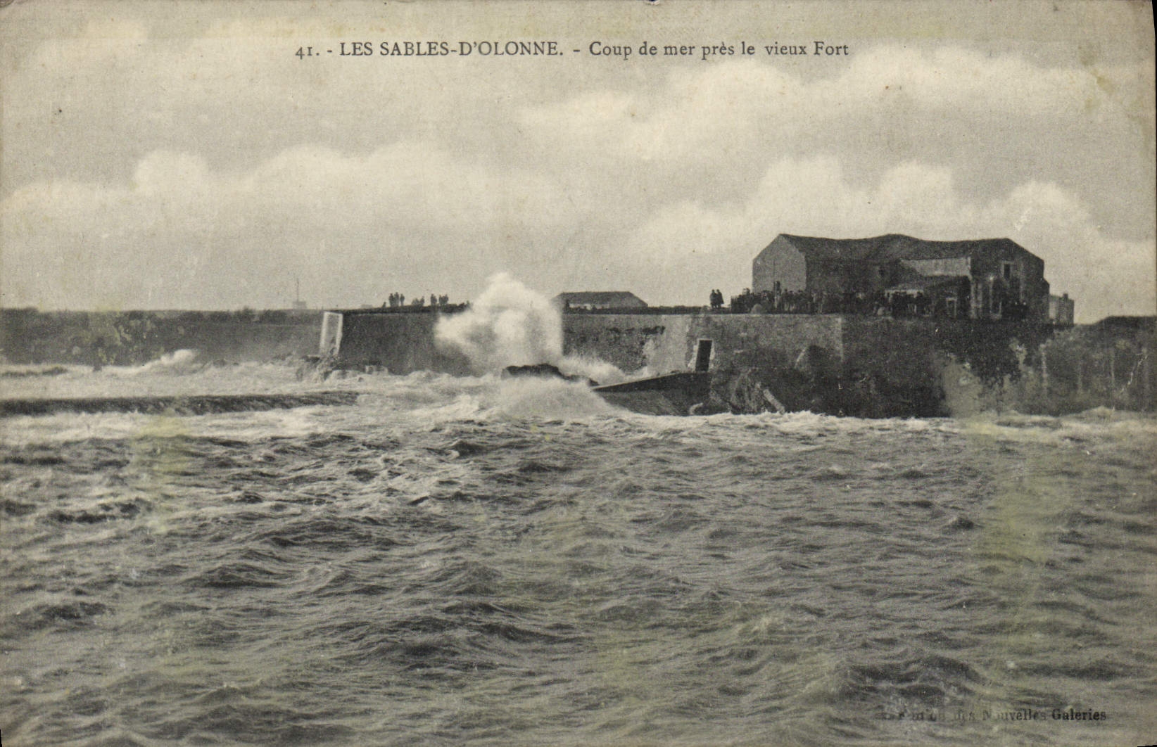 CPA Les Sables D'Olonne Coup de Mer Pres le Vieux fort