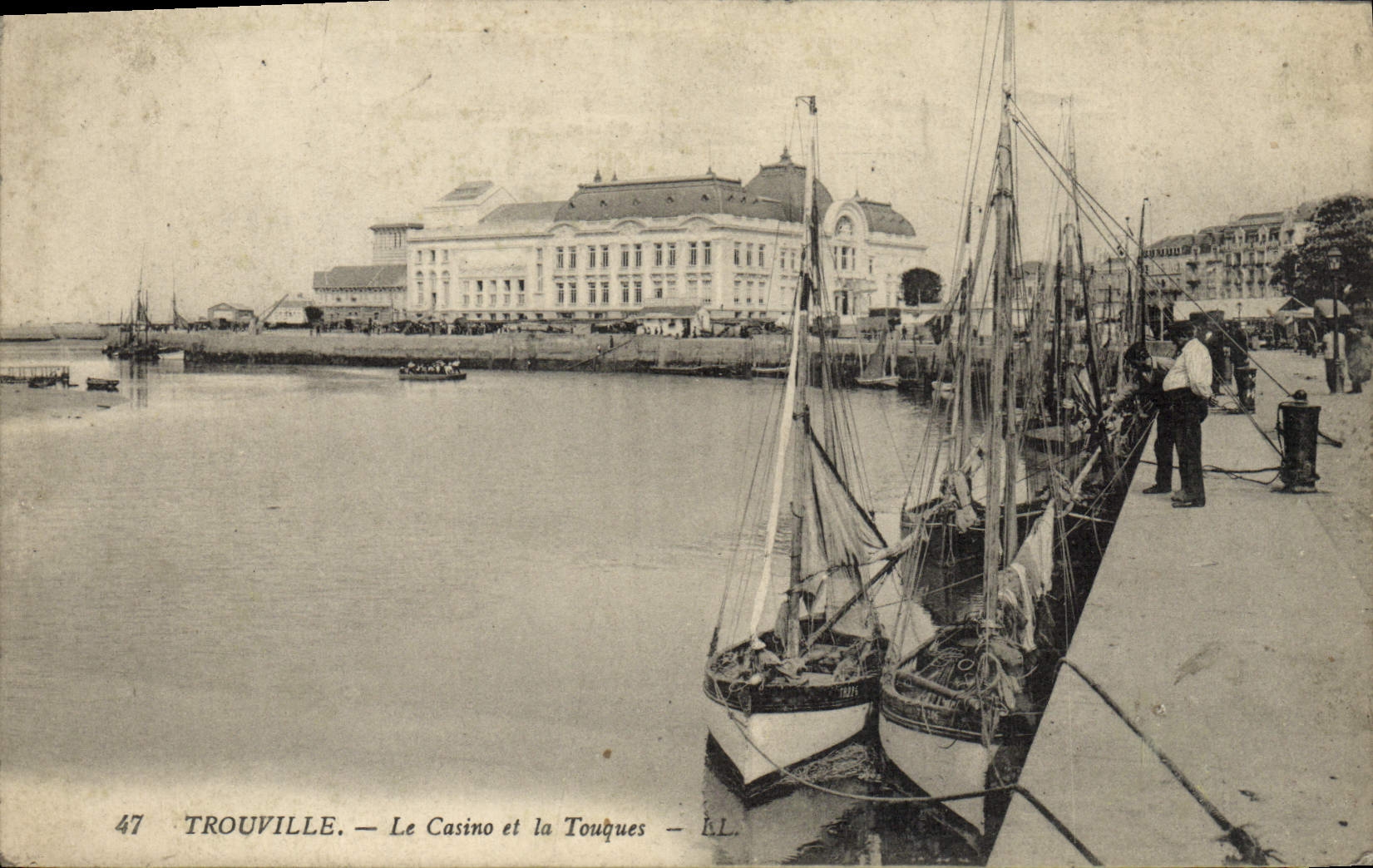 CPA Trouville Le Casino et la Touques Bateau