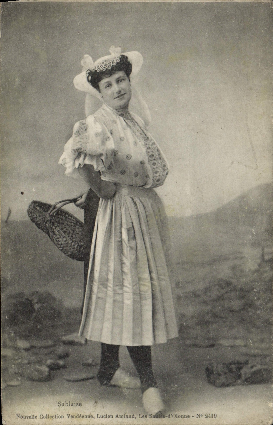 Sablaïse — Frau im traditionellen Kleid — Lucien Amiaud, Les Sables-d'Olonne, N° 2419 - Vorderseite