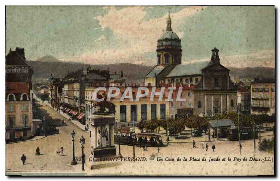 Clermont-Ferrand — Un Coin de la Place Jaude et le Puy de Dôme — éditeur VILLEUR, n°102