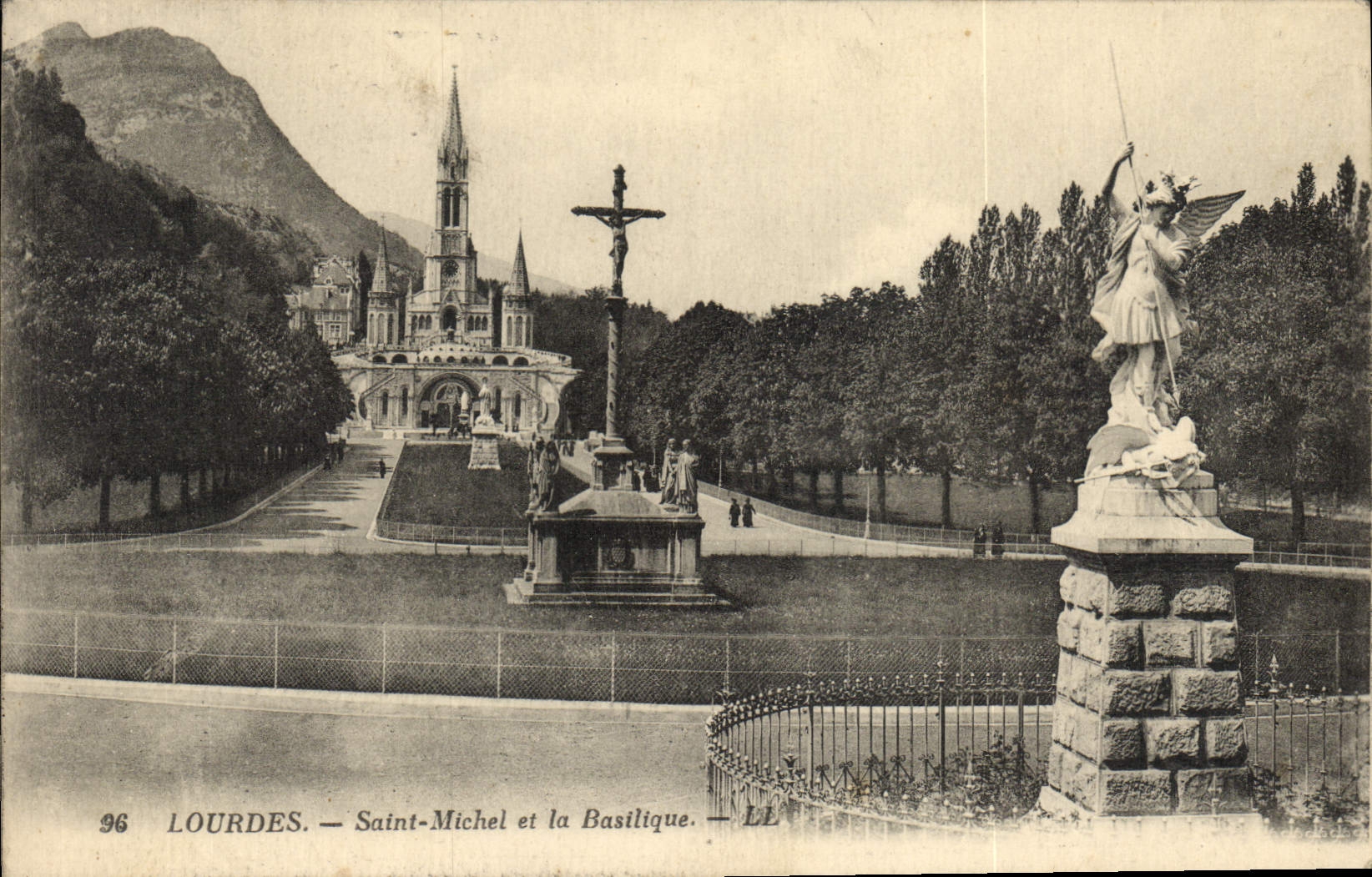 CPA Lourdes Saint Michel et la Basilique