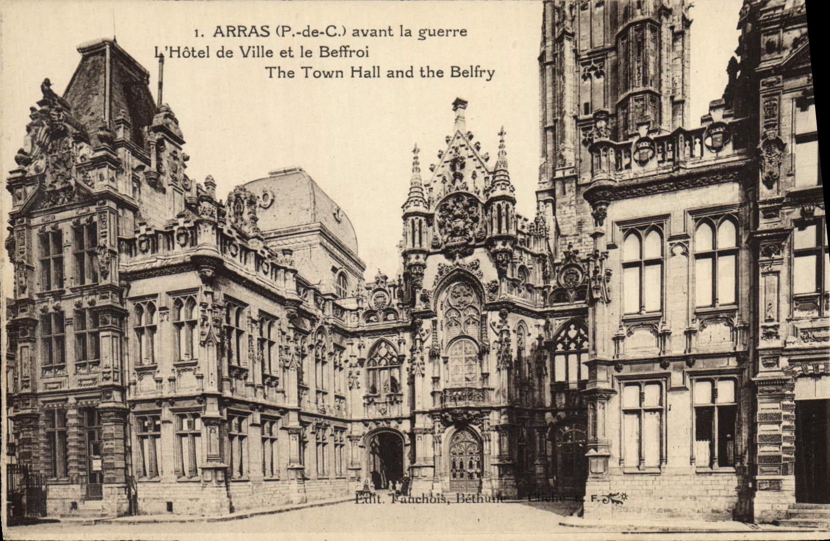 Arras (P.-de-C.) avant la guerre — L'Hôtel de Ville et le Beffroi — Éd. Panchois, Béthune