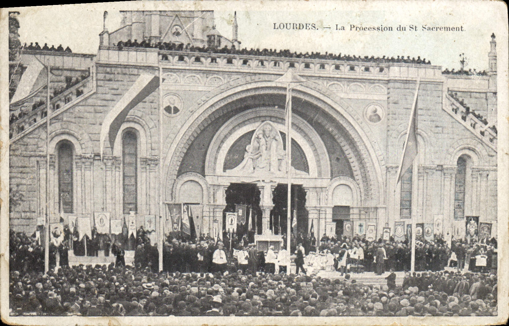 CPA Lourdes La Procession Du St Sacrement