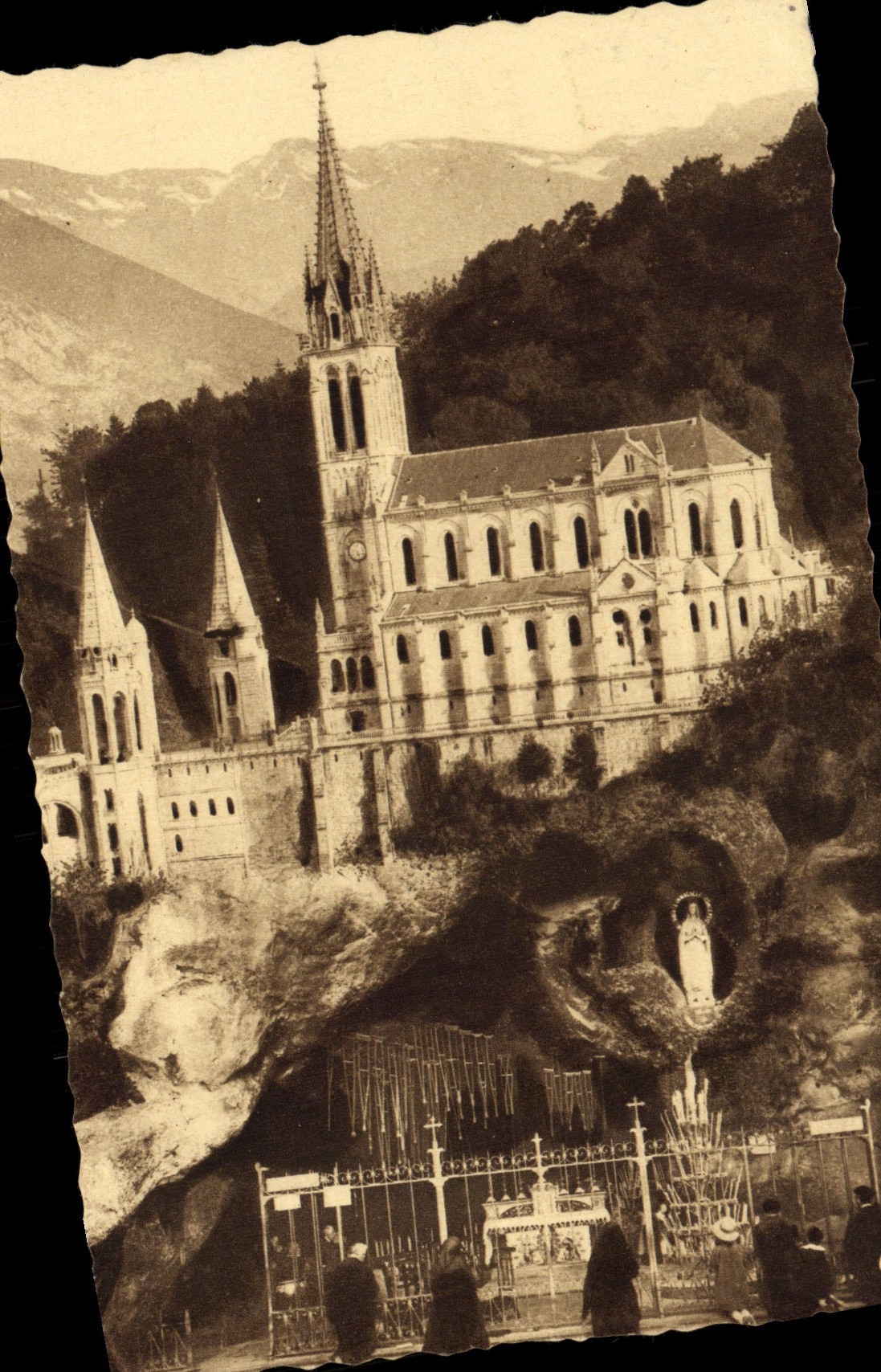 CPA Lourdes La Grotte Et La Basilique