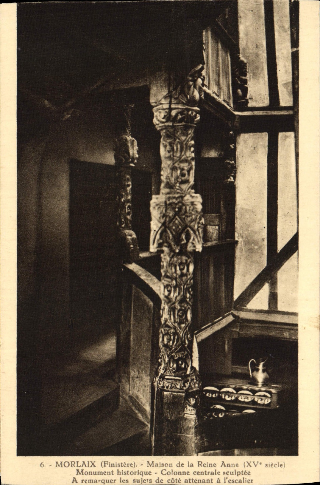 Morlaix (Finistère) - Maison de la Reine Anne (XVe siècle) — colonne centrale sculptée