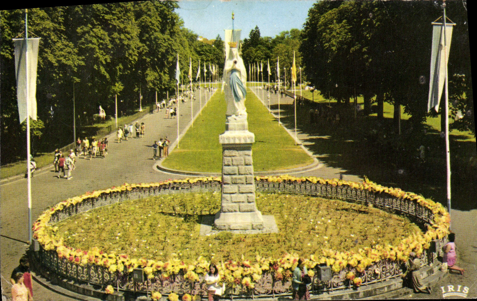 CPM Lourdes La Vierge Couronnee
