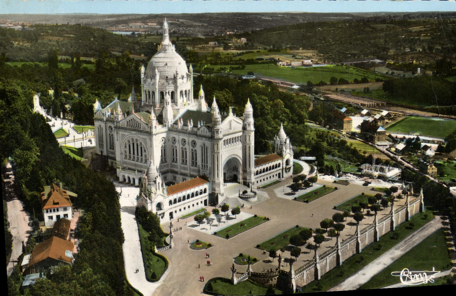 Basilique du Sacré-Cœur de Lisieux — vue aérienne — Éditions de la Basilique