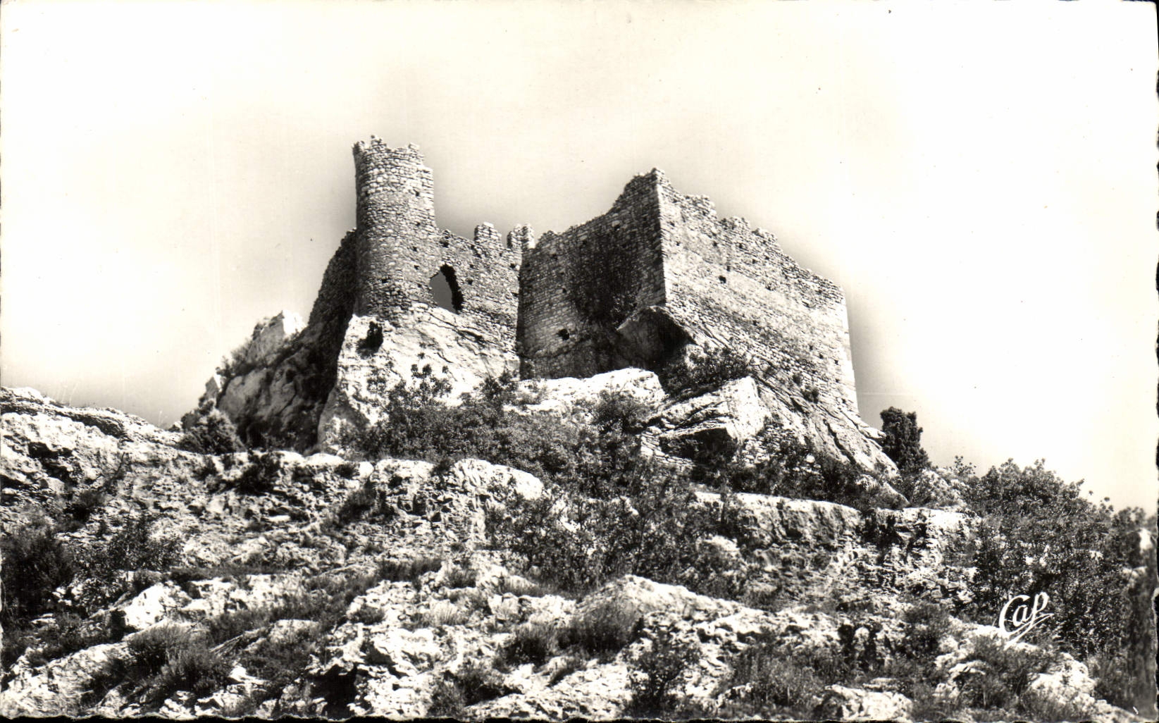 Le Château de Pétrarque — Fontaine de Vaucluse — Réal-Photo, Paris