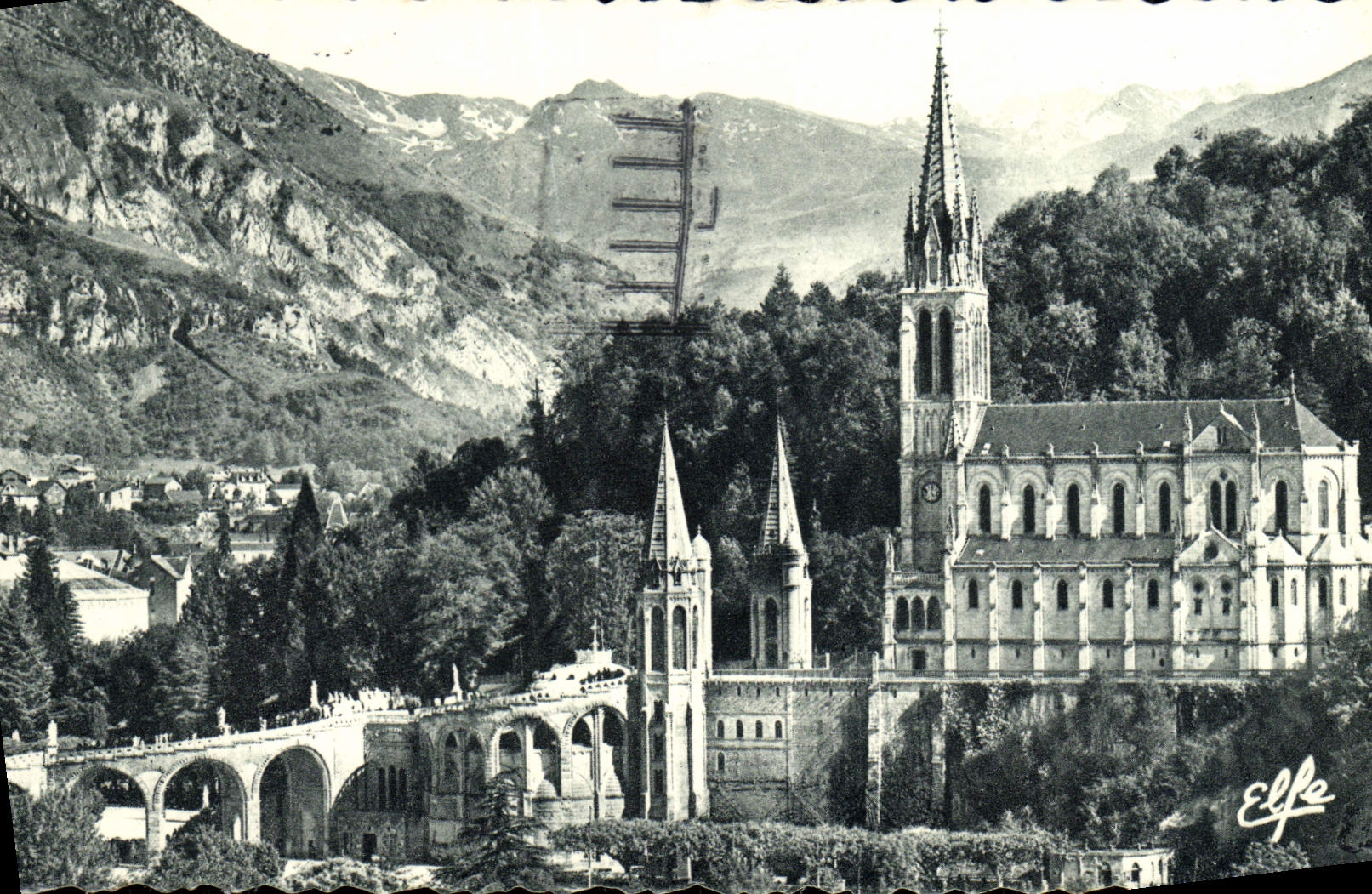 CPM Lourdes Les Rampes Et La Basilique Le pic de l'Ardiden