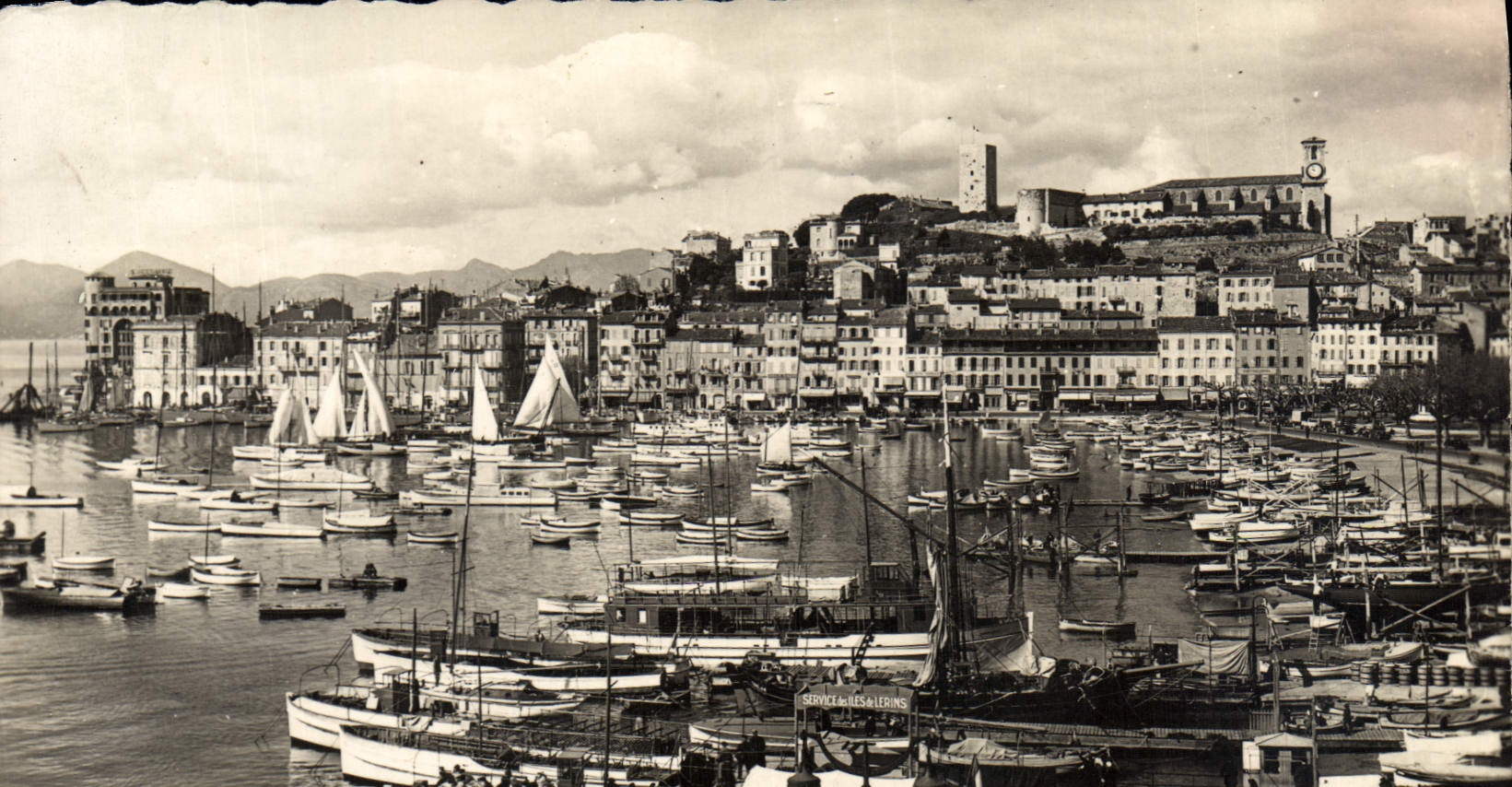CPM La Cote d'Azur Cannes Vue Generale Le Port Bateaux 