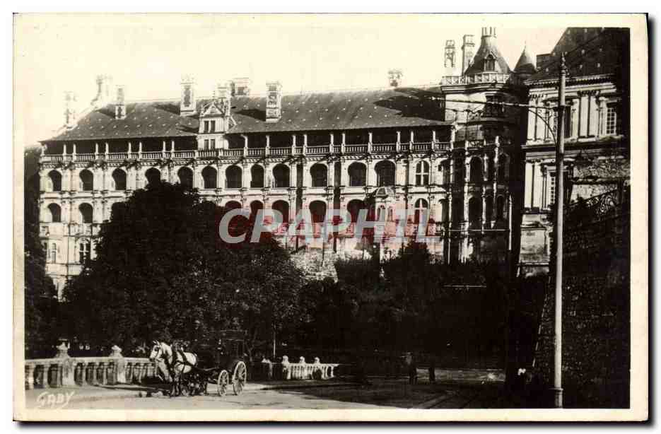 CPA Blois La Facade Du Chateau Et Place Victor Hugo