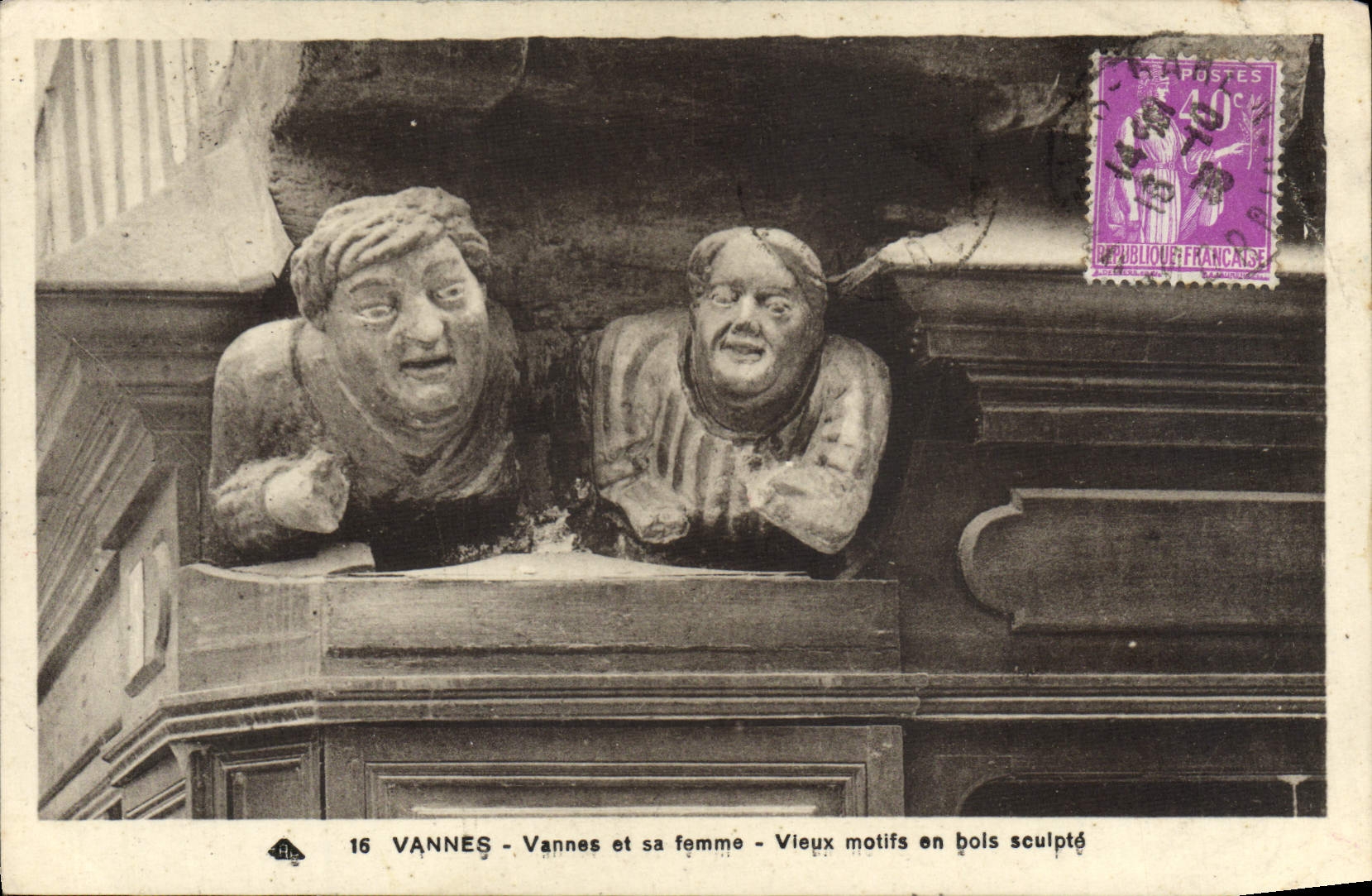 VANNES - Vannes et sa femme - Vieux motifs en bois sculpté