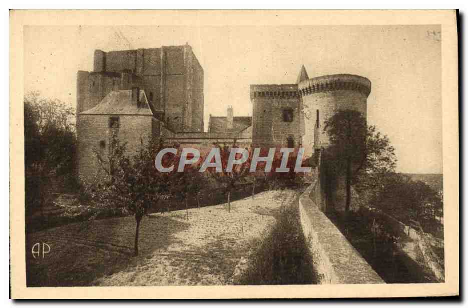 CPA Loches Le Chateau Le donjon L'entree et la cour Louis XI