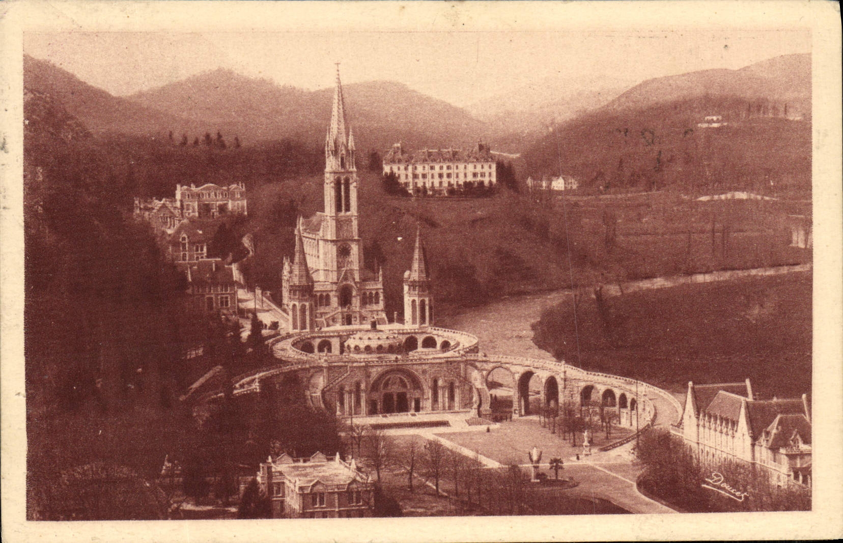 CPA Lourdes La Basilique