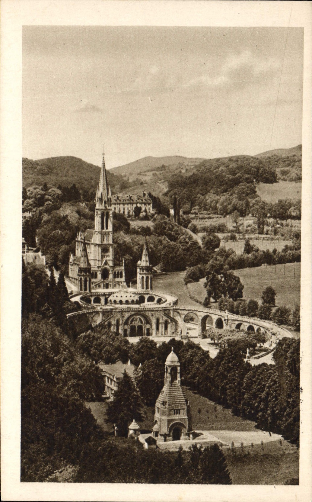 CPA Lourdes La Basilique et le Monument Interallie