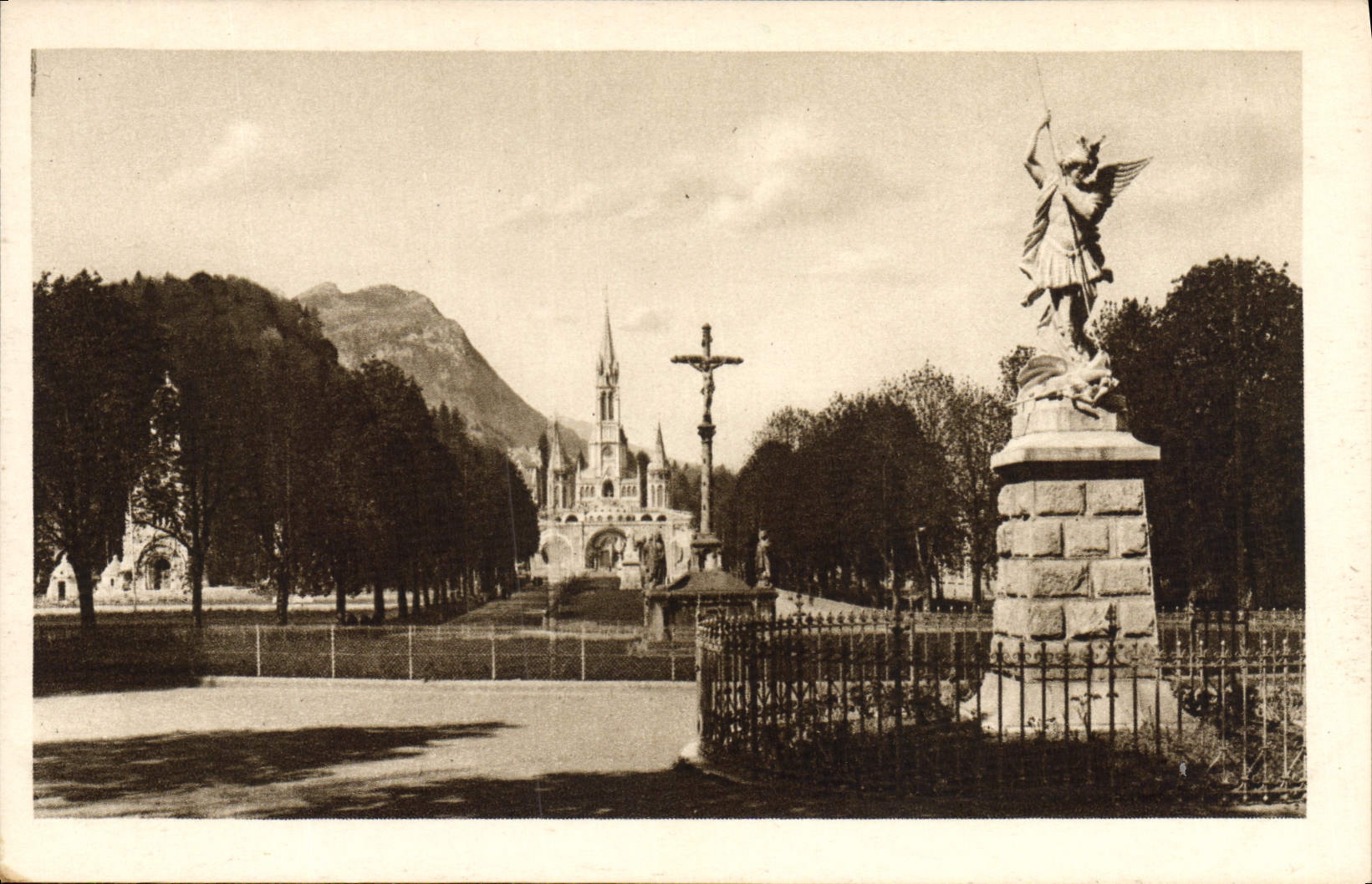 CPA Lourdes St Michel La croix des Bretons et la basilique