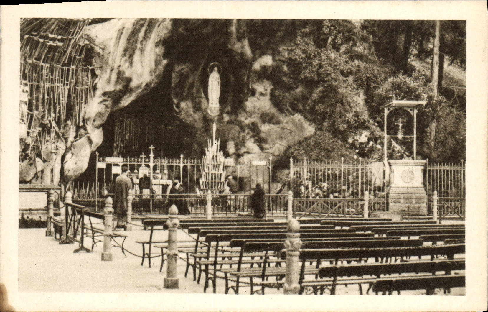 CPA Lourdes La Grotte Miraculeuse