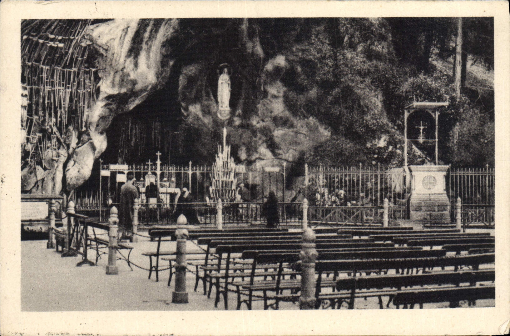 CPA Lourdes La Grotte Miraculeuse