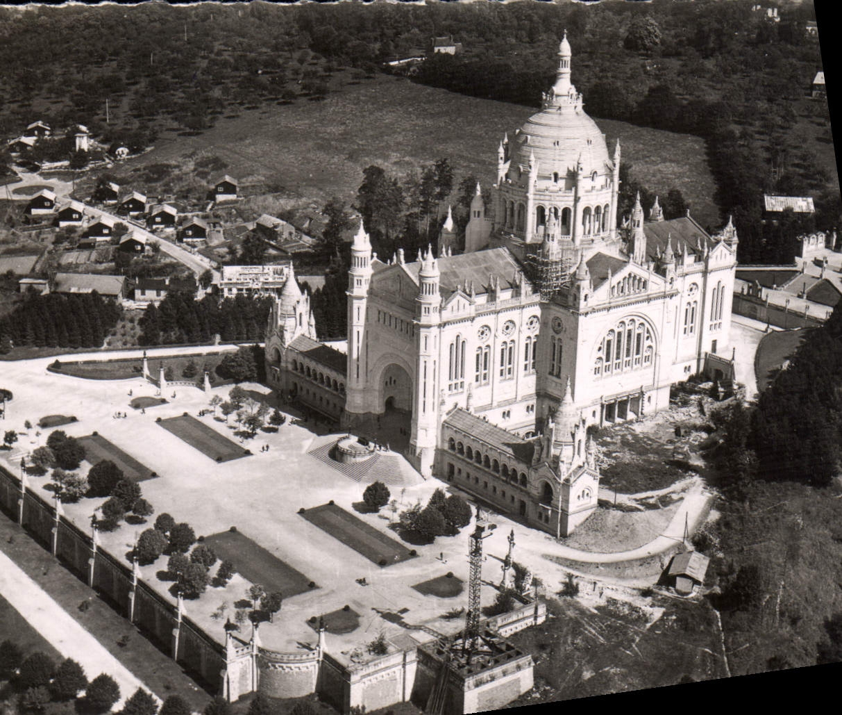 Lisieux (Calvados) — Vue aérienne de la Basilique — Éditions Gaby