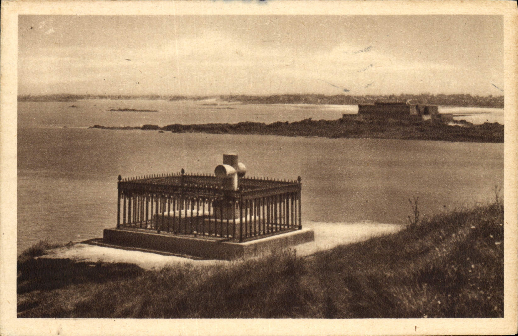 Tumba de Châteaubriand — Saint-Malo (Ille-et-Vilaine) — Éditions Artistiques et Publiques
