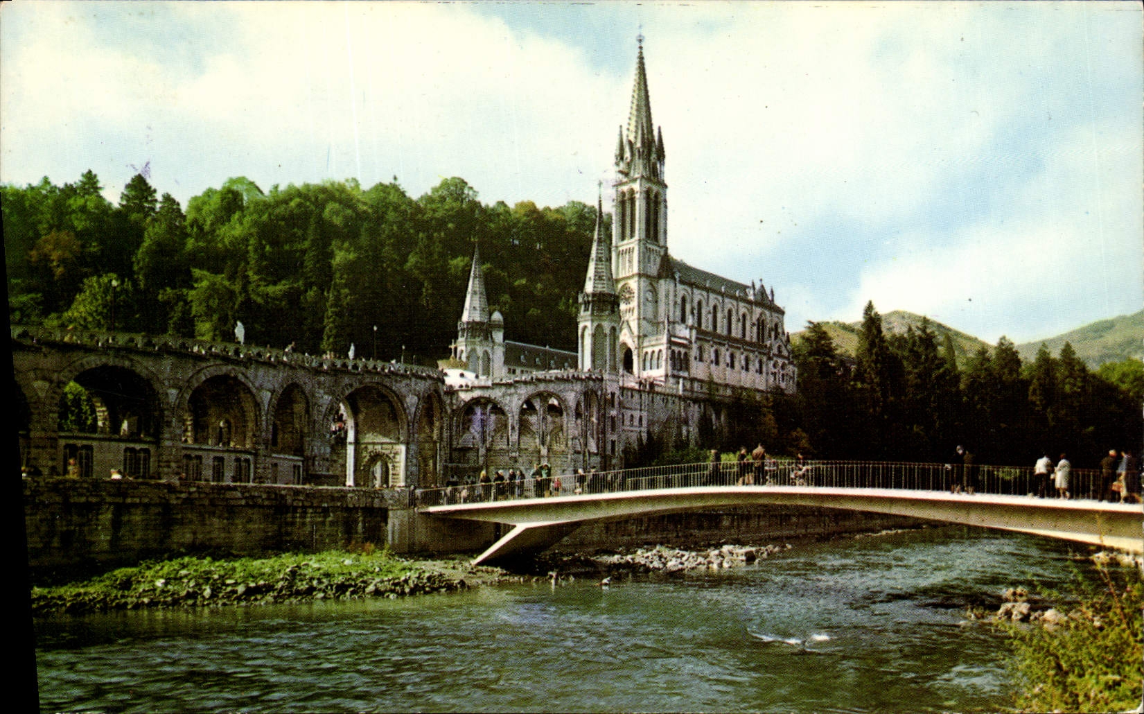 CPM Lourdes La Basilique et le Gave