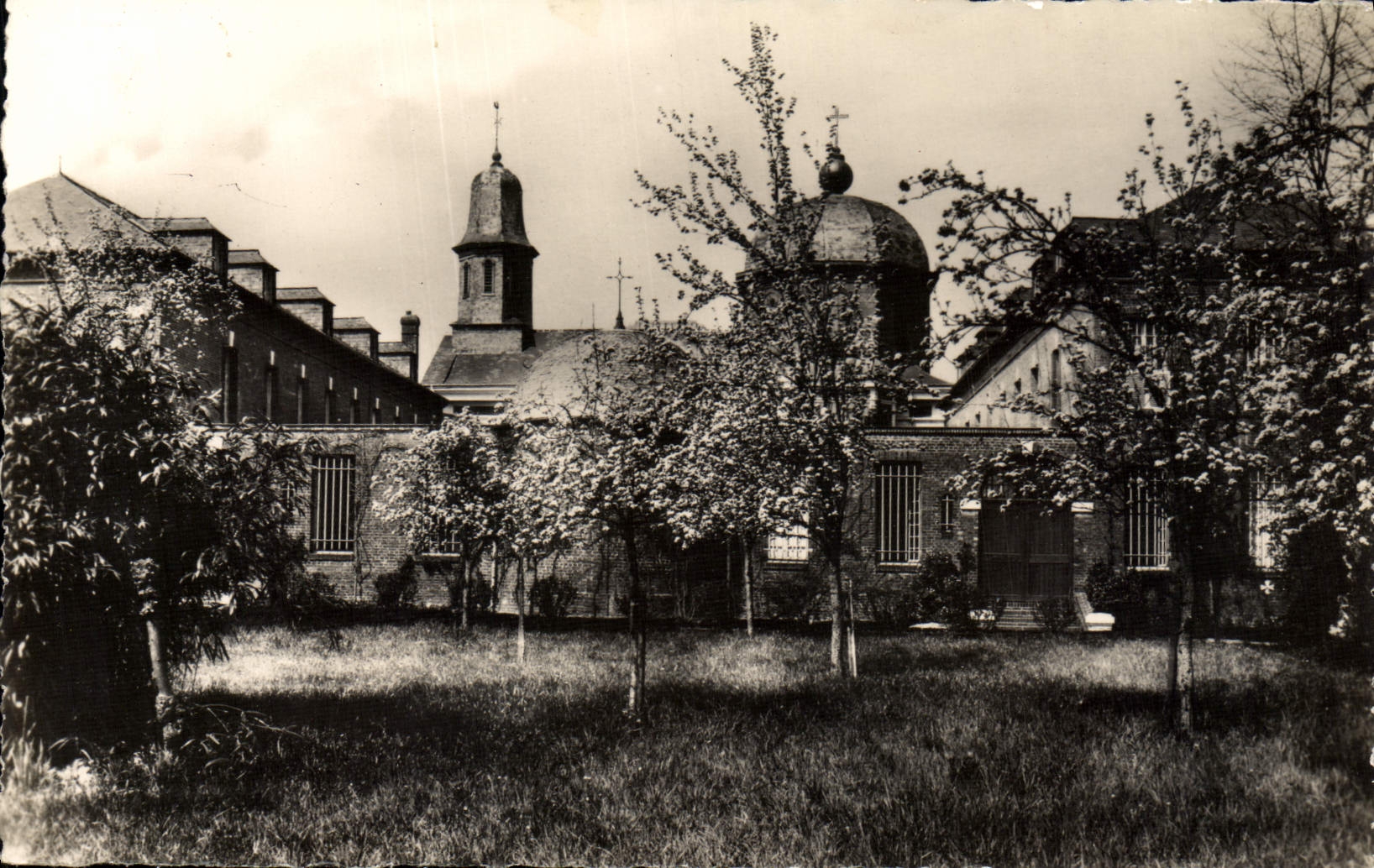 Le Carmel de Lisieux — vue prise à l'intérieur de la clôture — Office Central de Lisieux
