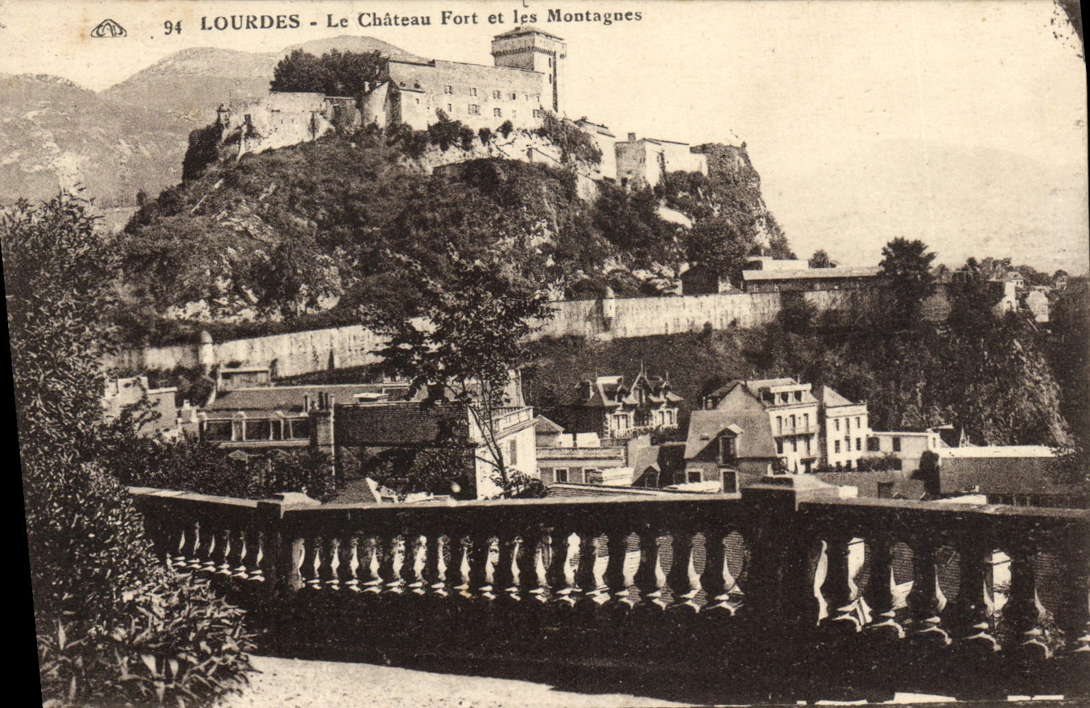 CPA Lourdes Le Chateau Fort et les Montagnes