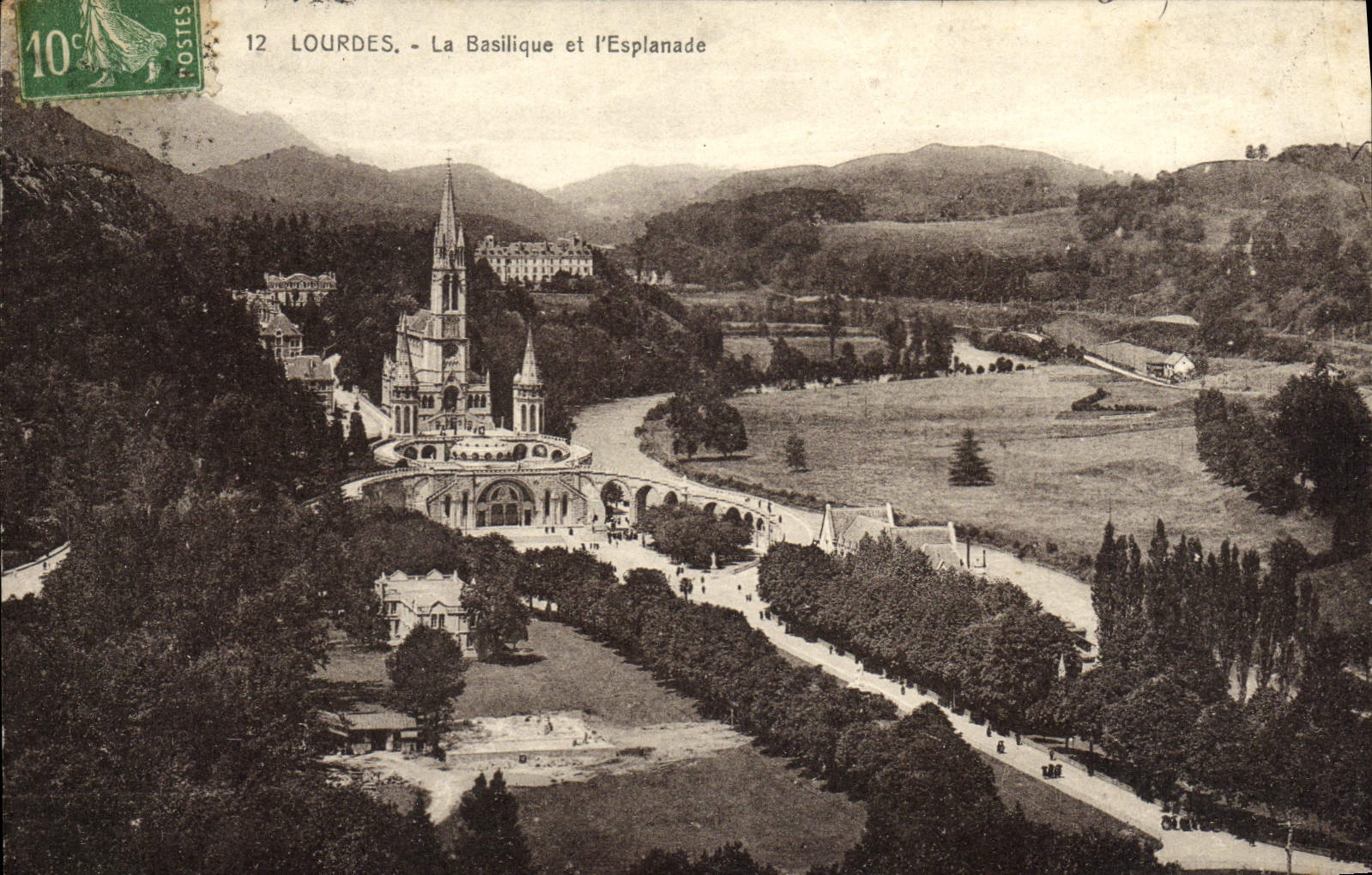 CPA Lourdes La Basilique et L'Esplande