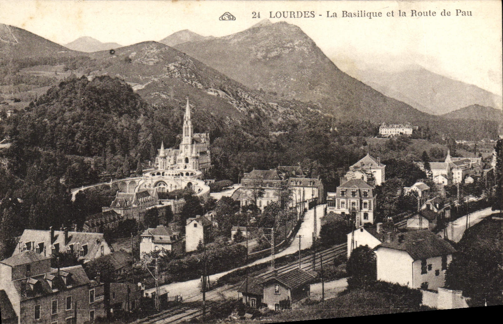 CPA Lourdes La Basilique et la Route de Pau