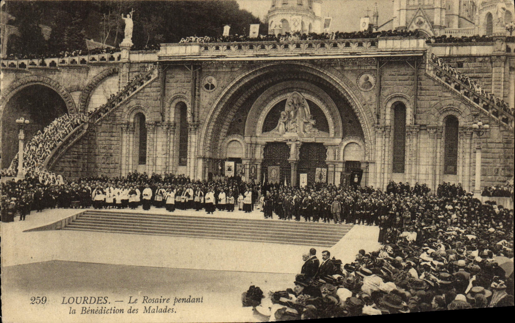 CPA Lourdes le rosaire pendant la benediction des malades
