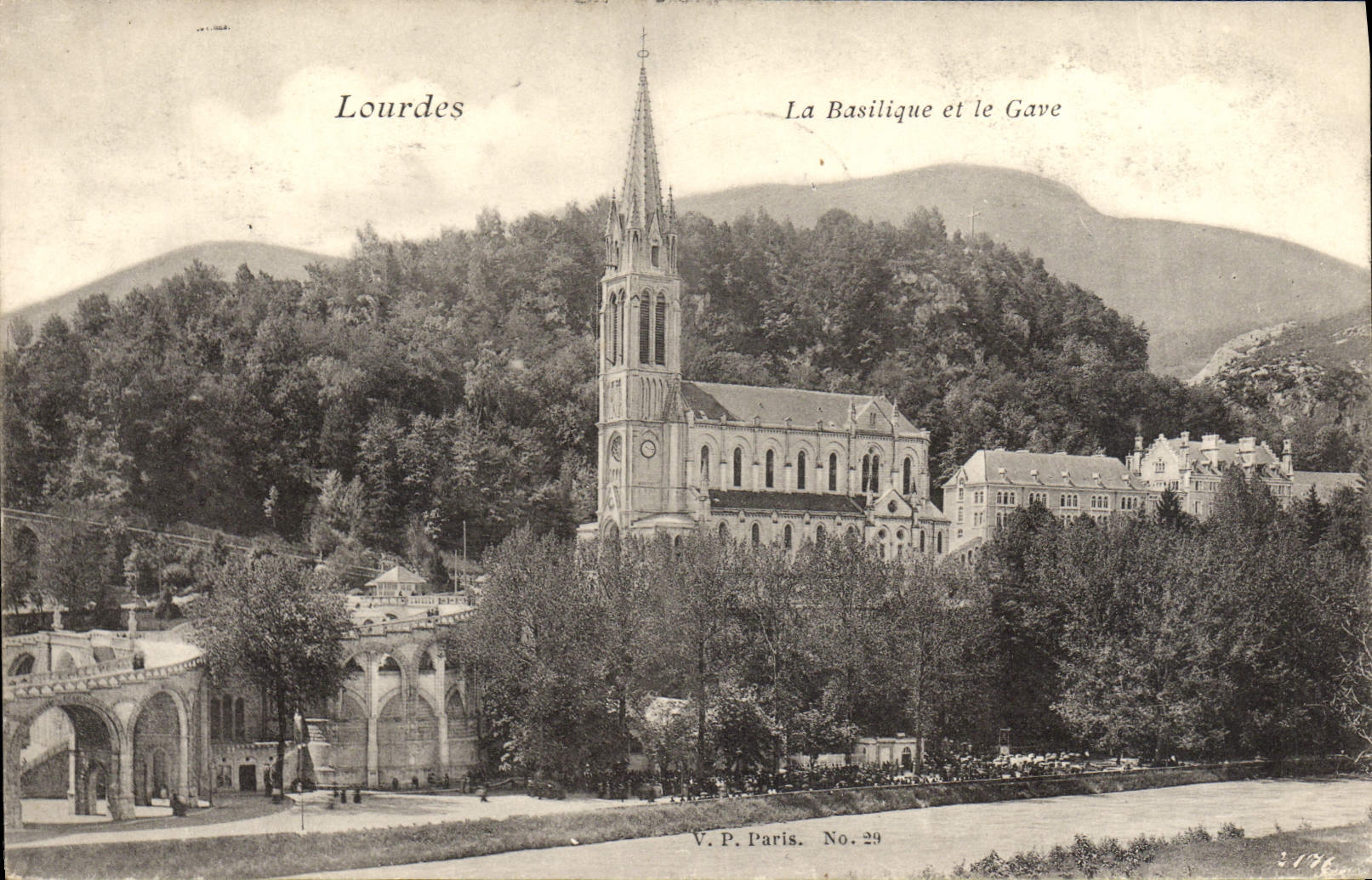 CPA Lourdes La Basilique et le Gare