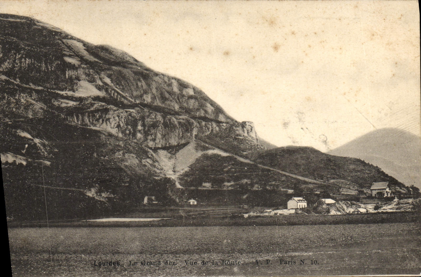 CPA Lourdes Le grand Jetr vu de la route 