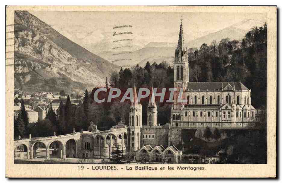CPA Lourdes La Basilique et les Montagnes