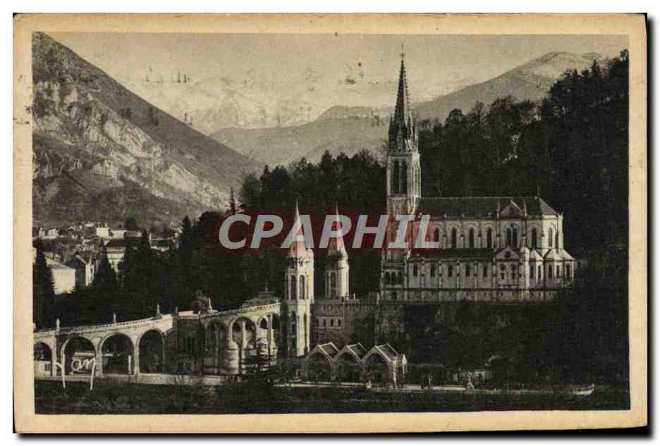 CPA Lourdes St Michel la Basilique et les montagnes