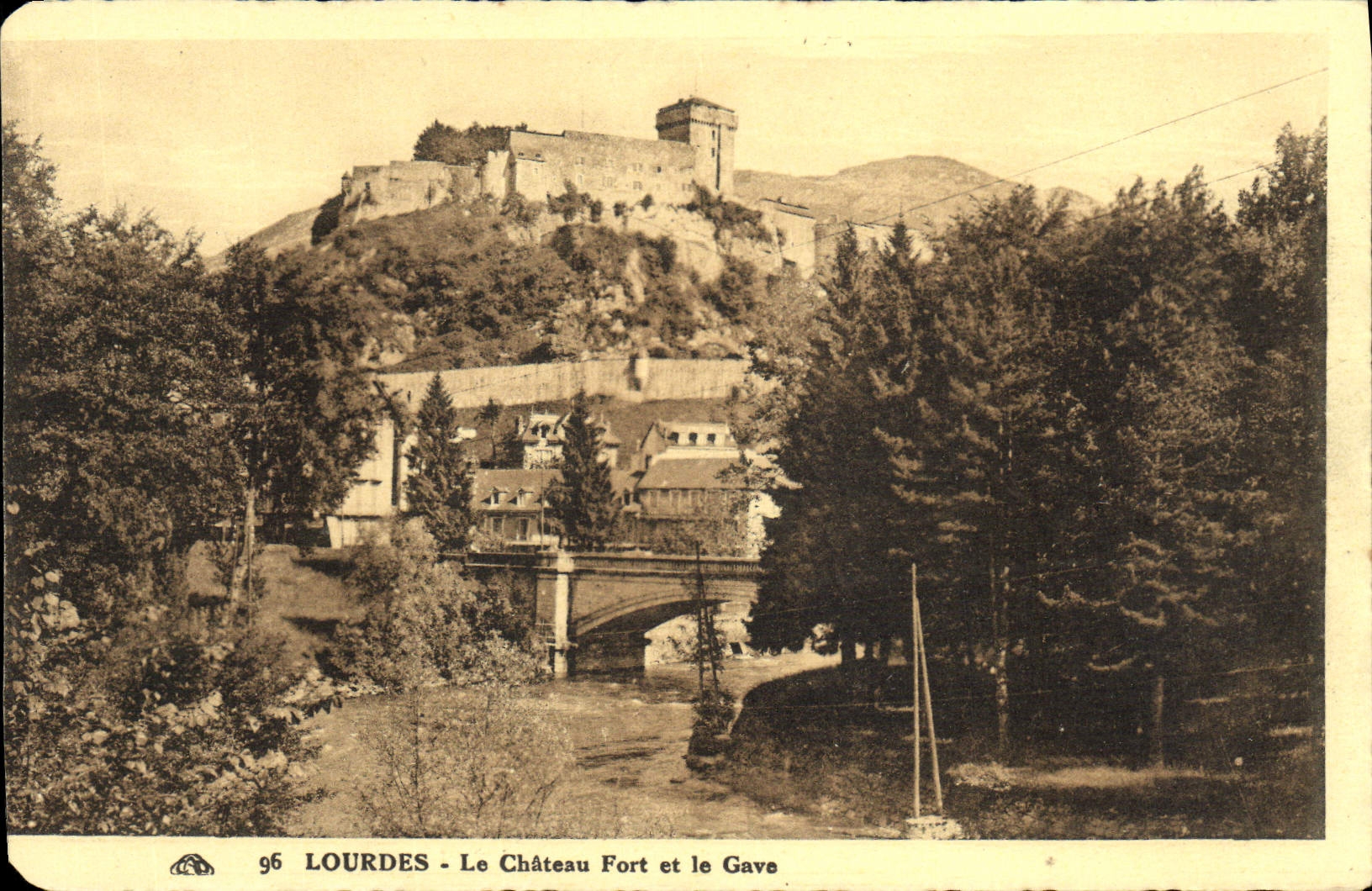 CPA Lourdes Le Chateau Fort et le Gave