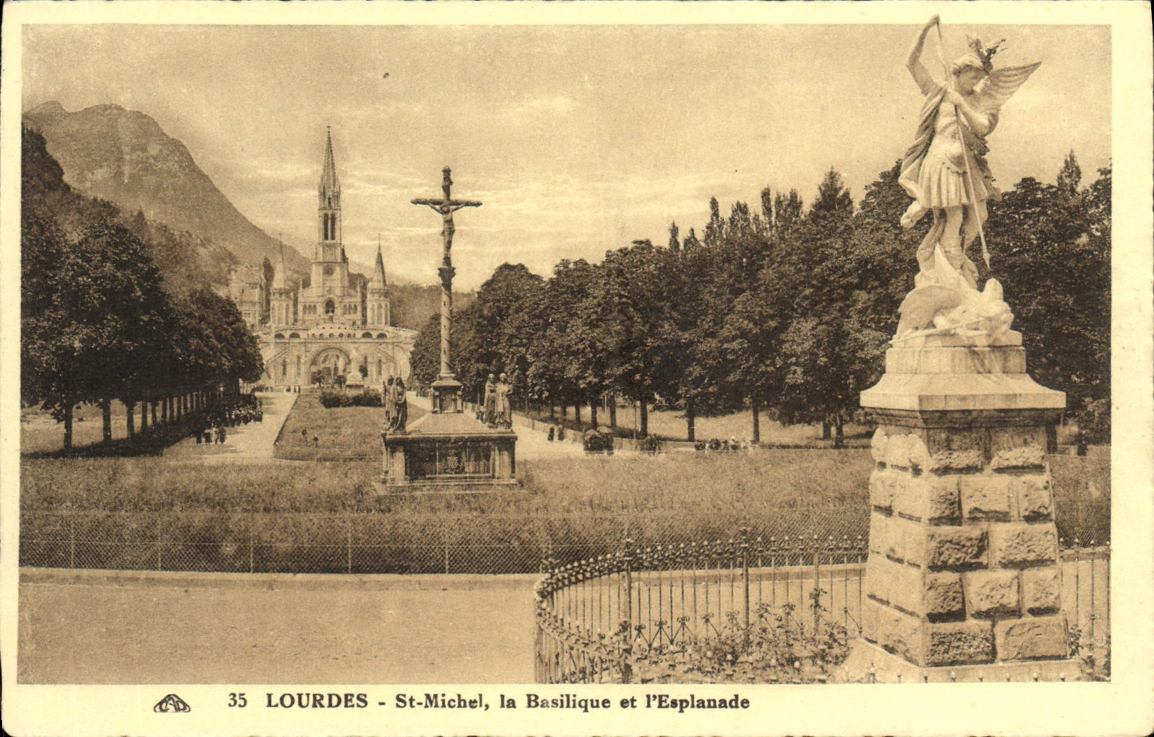 Lourdes - St-Michel, la Basilique et l'Esplanade — éditeur CPAPHIL, n° 35