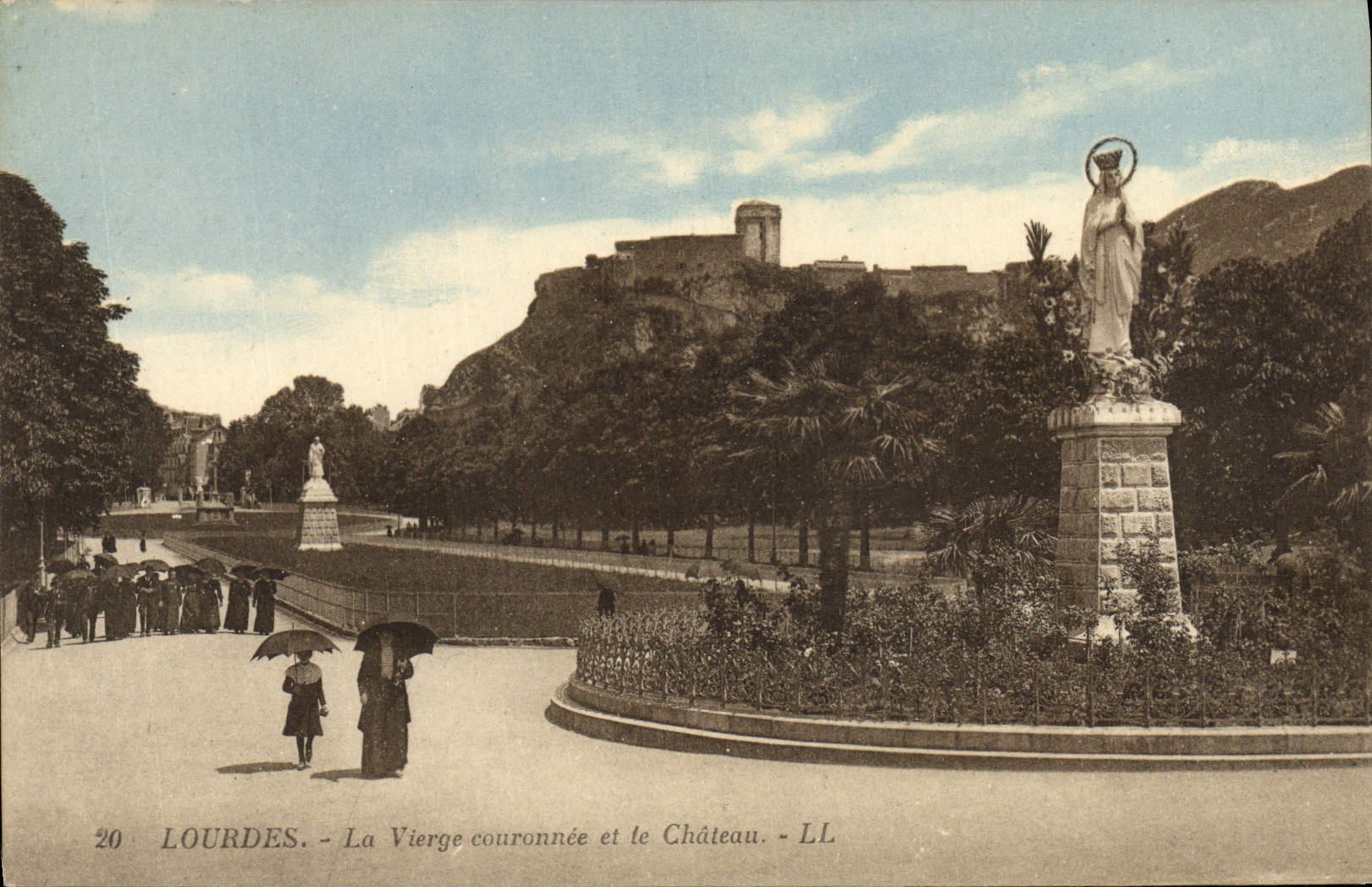CPA Lourdes La Vierge Couronnee et le Chateau