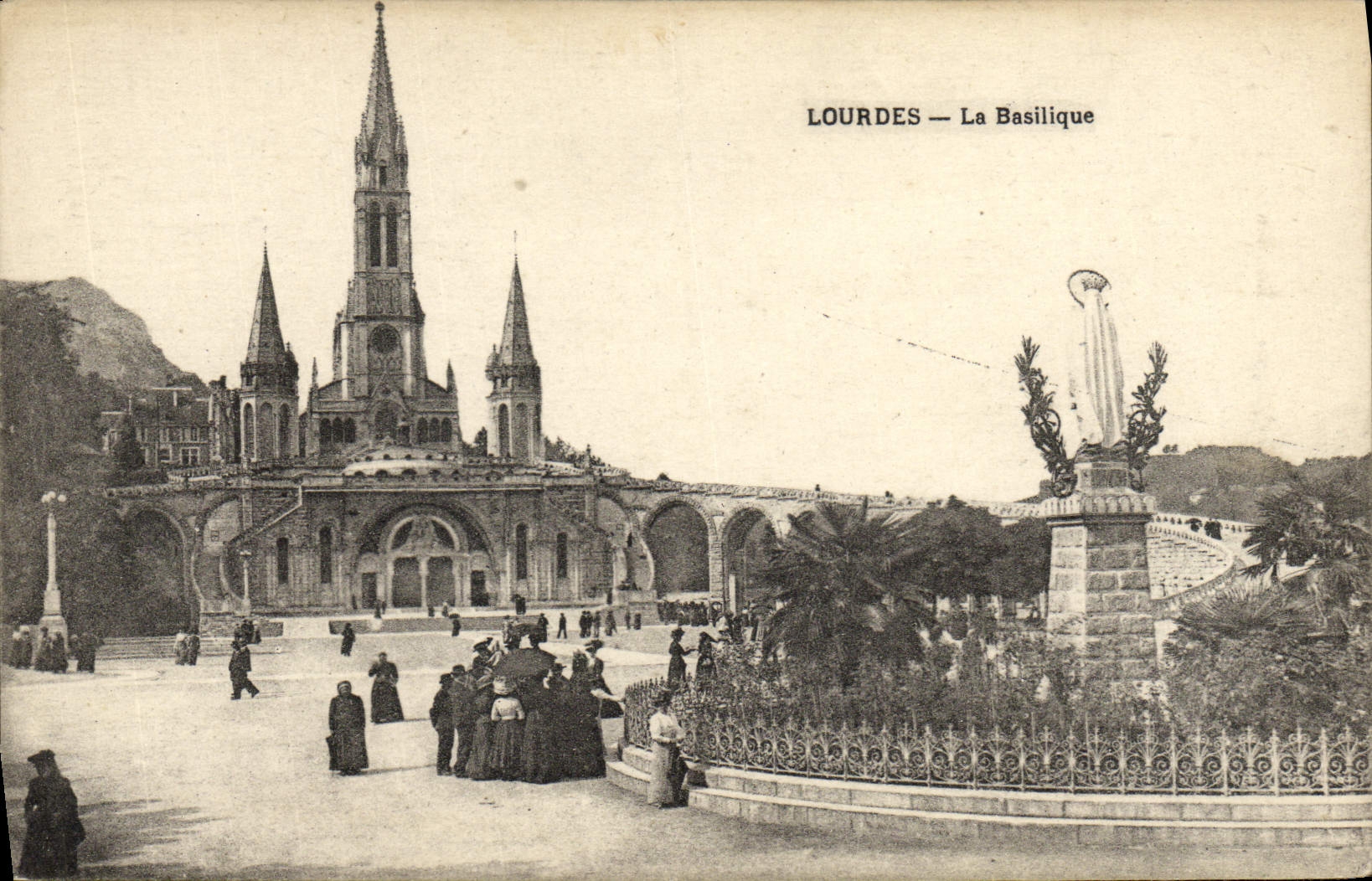 Lourdes — La Basilique — Édition des Galeries Catholiques