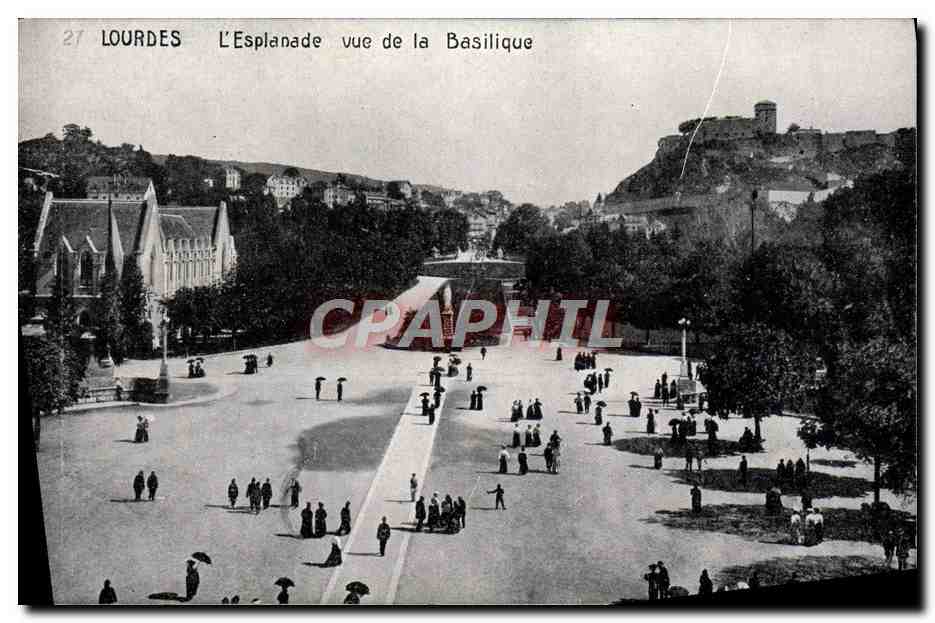 CPA Lourdes L'Esplanade vue de la Basilique