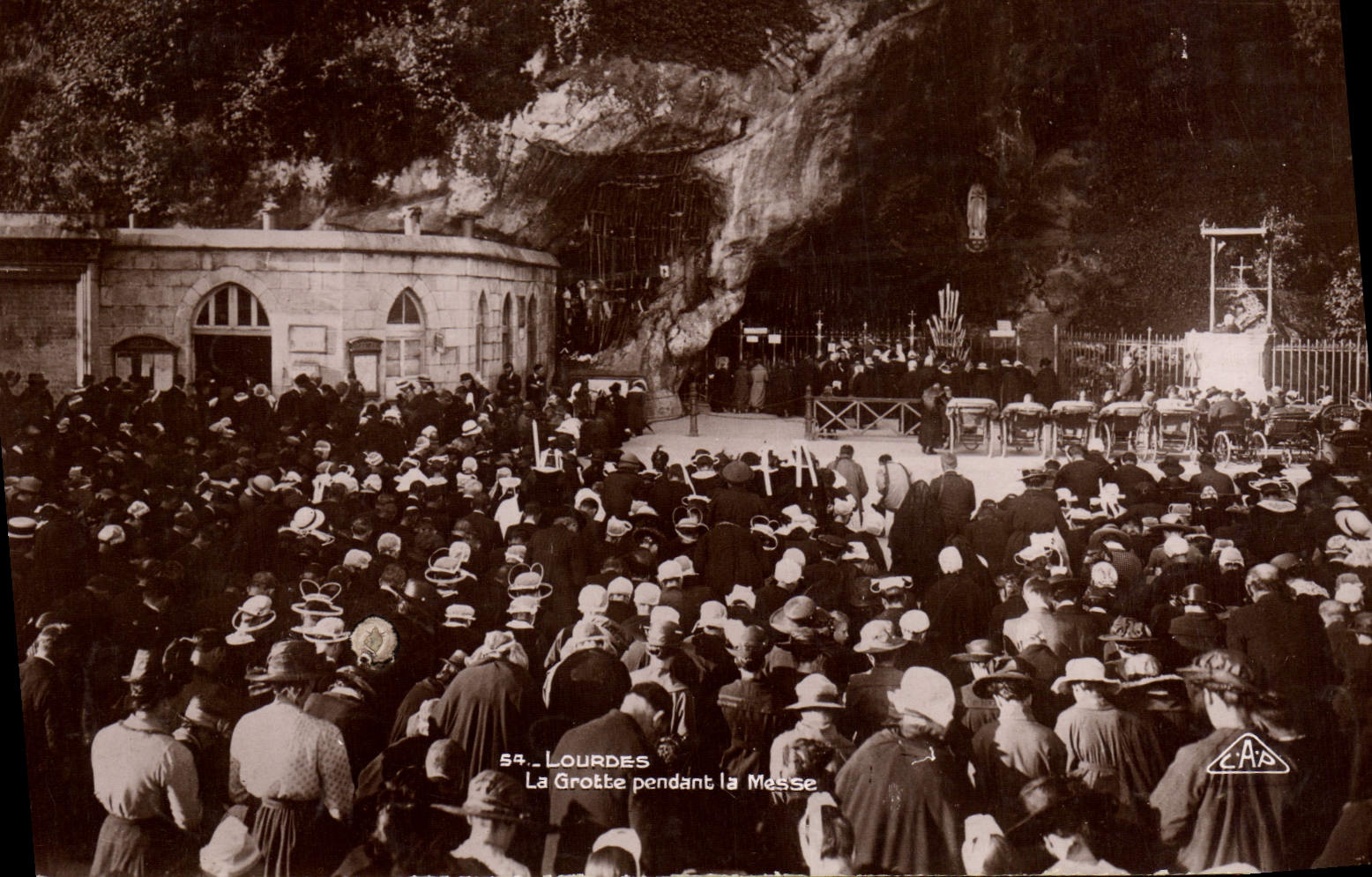 CPA Lourdes La grotte pendant la messe