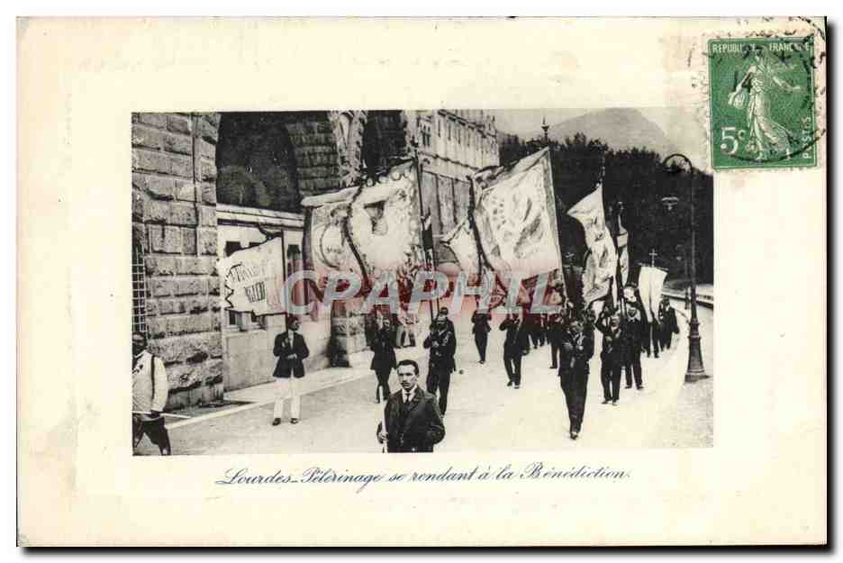 CPA Lourdes Pelerinage se rendant a la benediction