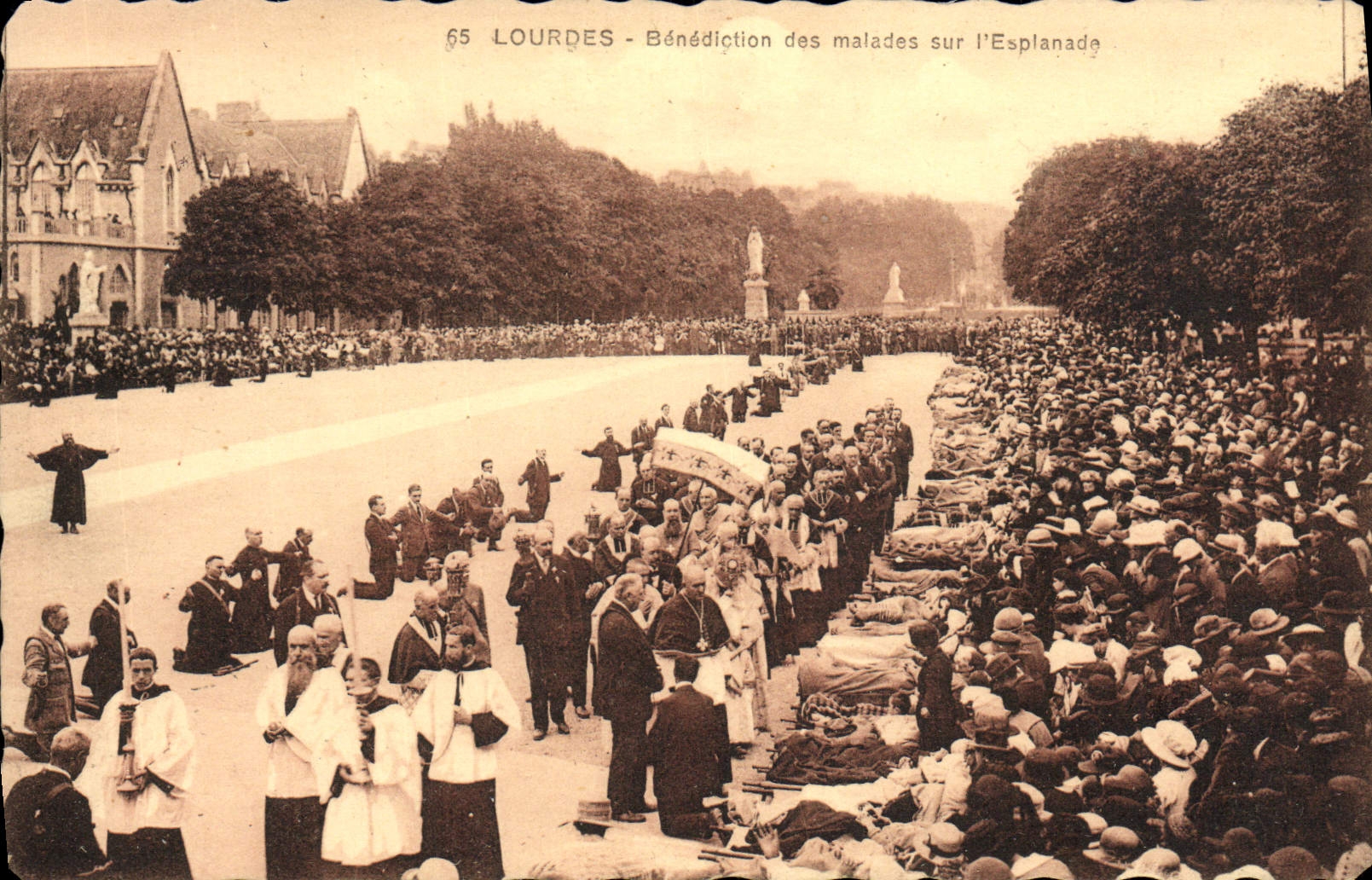 CPA Lourdes Benediction des Malades Sur L'Esplanade
