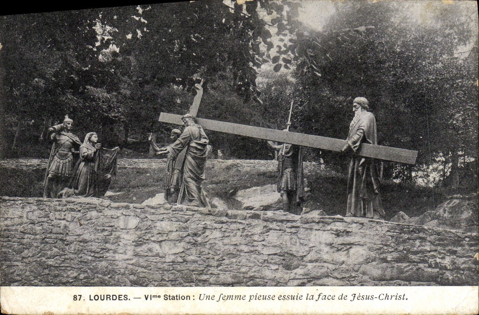 Lourdes — VIème Station : Une femme pieuse essuie la face de Jésus-Christ.